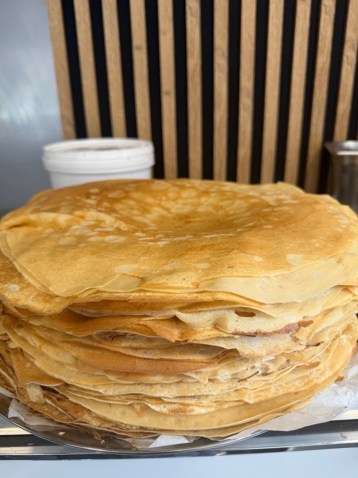 Pile de crêpes fraîchement cuites chez Crêp'Moi